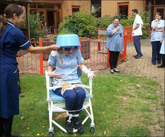 بالصور: ممرضة تربط زميلتها على كرسي وتلقي النفايات عليها!  صورة رقم 1