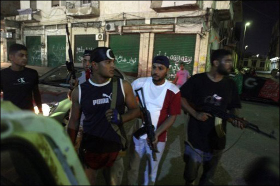 بعد اقتحام الثوار لباب العزيزية.. القذافي يرسل باص ليجمع وزرائه صورة رقم 2