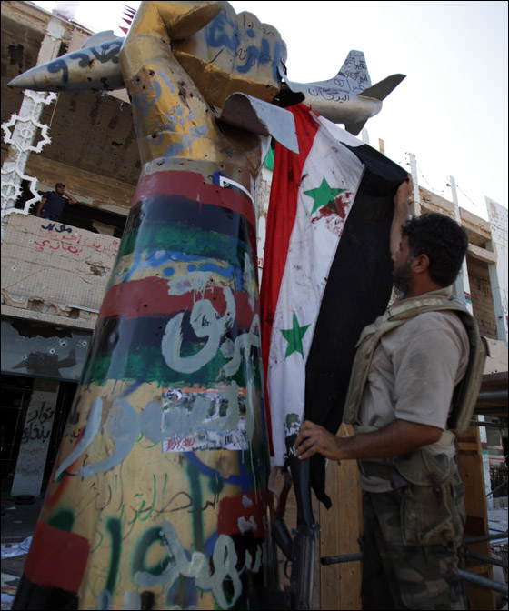 بعد اقتحام الثوار لباب العزيزية.. القذافي يرسل باص ليجمع وزرائه صورة رقم 3