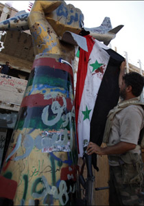 بعد اقتحام الثوار لباب العزيزية.. القذافي يرسل باص ليجمع وزرائه صورة رقم 1