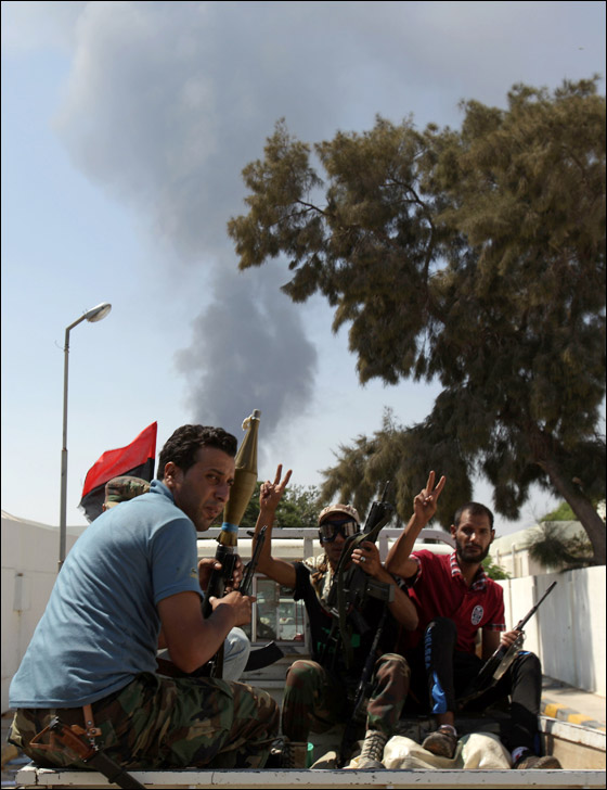 بعد اقتحام الثوار لباب العزيزية.. القذافي يرسل باص ليجمع وزرائه صورة رقم 4