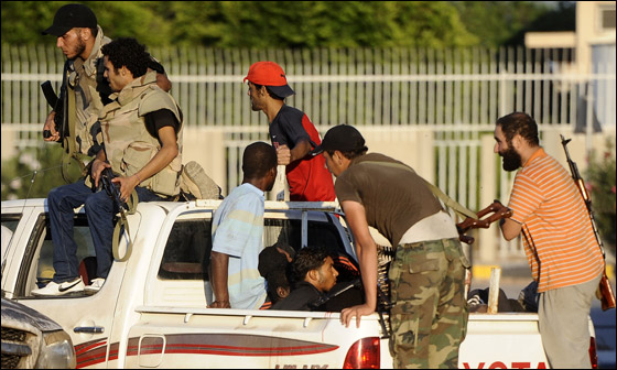 بعد اقتحام الثوار لباب العزيزية.. القذافي يرسل باص ليجمع وزرائه صورة رقم 6
