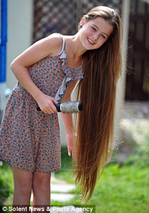 طفلة تقص شعرها بعد 11 عاما وتتبرع به لمرضى السرطان!!  صورة رقم 1