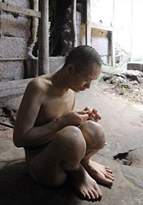 صينية تقيّد ابنها وتربطه بجدار داخل حظيرة منذ 23 عاما!! صورة رقم 1