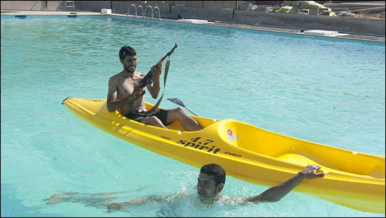 ثوار ليبيا يرتعون في منتجعات القذافي ابن الخيمة والبادية!!  صورة رقم 7