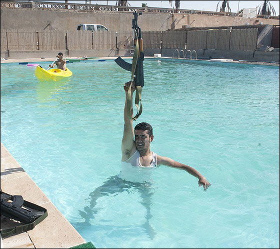 ثوار ليبيا يرتعون في منتجعات القذافي ابن الخيمة والبادية!!  صورة رقم 17