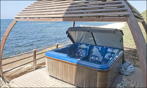 ثوار ليبيا يرتعون في منتجعات القذافي ابن الخيمة والبادية!!  صورة رقم 9