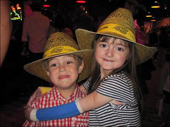 طفلة تحارب الموت يوميا وتعاني من مرض يقشر جلدها عند لمسه! صورة رقم 7