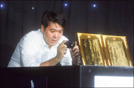 دبي: عرض اصغر نسخة للمصحف المرصع بالاحجار الكريمة! صورة رقم 1 دبي: عرض اصغر نسخة للمصحف المرصع بالاحجار الكريمة! صورة رقم 1