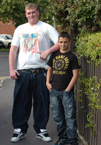 بكل شجاعة.. صبي ينجح بانقاذ صديقا يبلغ 3 أمثال وزنه من الغرق صورة رقم 1