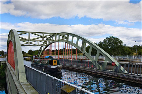 بكل شجاعة.. صبي ينجح بانقاذ صديقا يبلغ 3 أمثال وزنه من الغرق صورة رقم 3