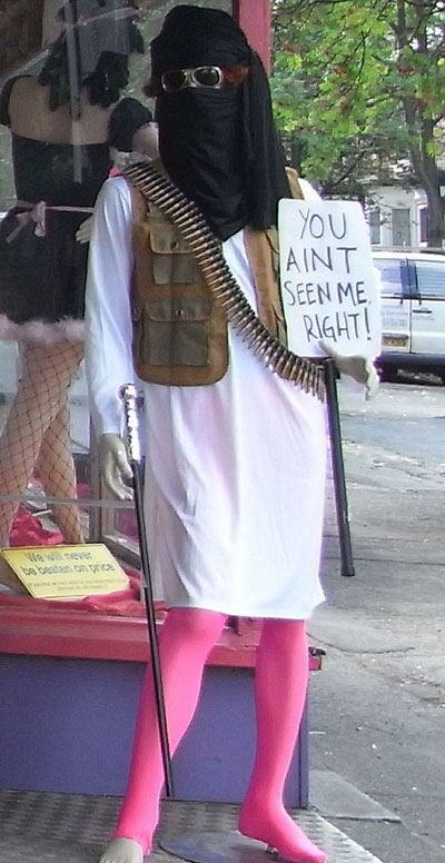 دمية القذافي تثير ضجة في احدى المتاجر البريطانية! صورة رقم 1