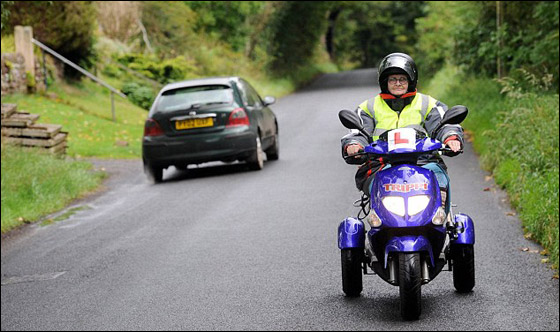 مسنة تقطع رحلة بالدراجة من اسكتلندا الى إنجلترا لرعاية صديقها صورة رقم 3