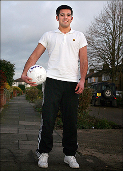 بريطاني مولّع بالرياضة يتغلب على شلله ويشارك بماراثونات رياضية! صورة رقم 3