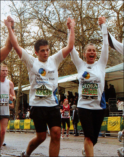 بريطاني مولّع بالرياضة يتغلب على شلله ويشارك بماراثونات رياضية! صورة رقم 4