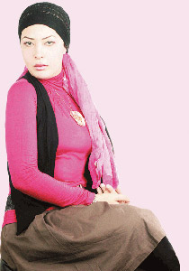 عارضة محجبة: اتعرض لإغراءات وسخرية من قِبَل دور الأزياء!! صورة رقم 1