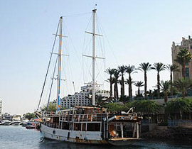 سلاح البحرية المصري يعترض قارب مسلحين اسرائيليين ويكرمهم بوجبة عشاء فاخرة!! صورة رقم 1