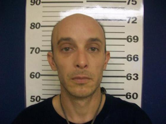 القبض على رجل يسرق القريديس المثلج ويخفيه في ملابسه صورة رقم 1