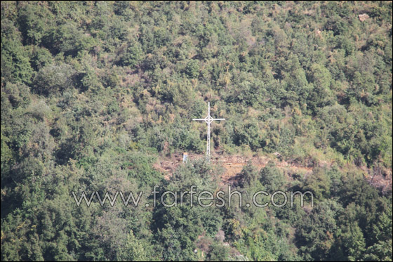 بالصور.. اهالي قرية يانوح يكرسون صليب ضخم!!  صورة رقم 2