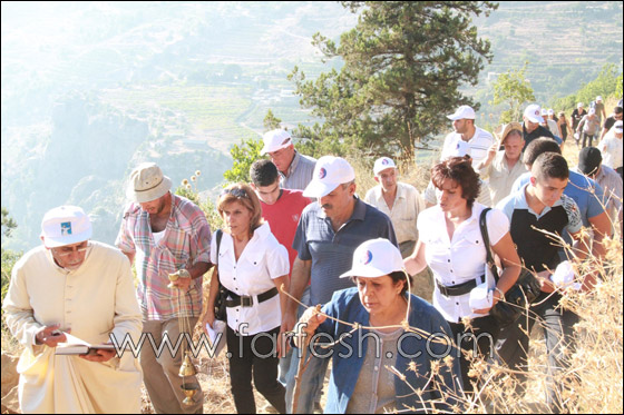 بالصور.. اهالي قرية يانوح يكرسون صليب ضخم!!  صورة رقم 6