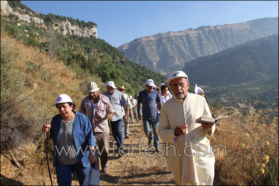 بالصور.. اهالي قرية يانوح يكرسون صليب ضخم!!  صورة رقم 7