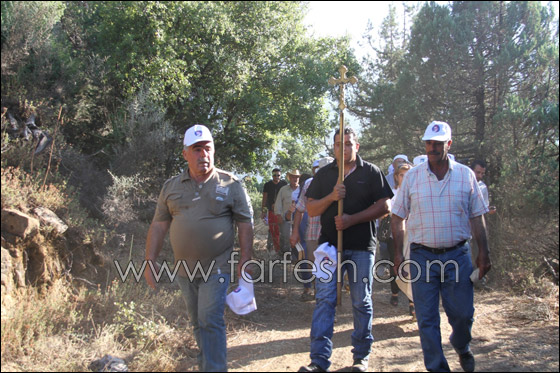 بالصور.. اهالي قرية يانوح يكرسون صليب ضخم!!  صورة رقم 9