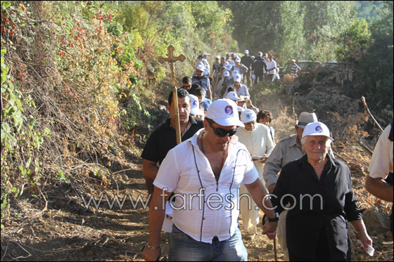 بالصور.. اهالي قرية يانوح يكرسون صليب ضخم!!  صورة رقم 8