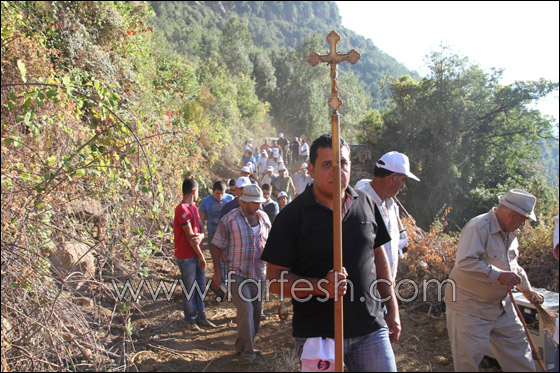 بالصور.. اهالي قرية يانوح يكرسون صليب ضخم!!  صورة رقم 10