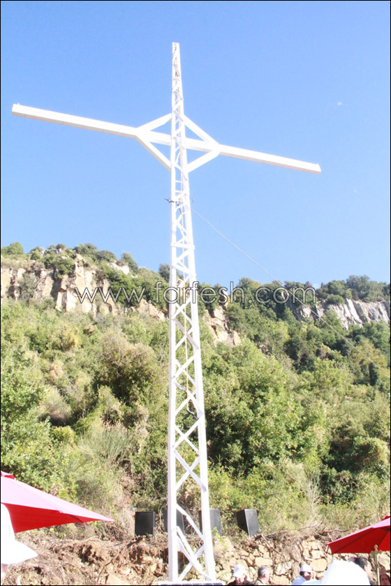 بالصور.. اهالي قرية يانوح يكرسون صليب ضخم!!  صورة رقم 11