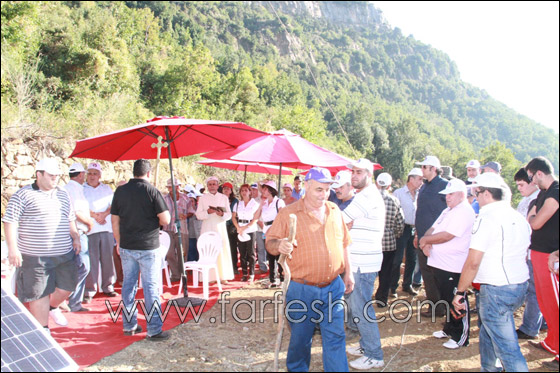 بالصور.. اهالي قرية يانوح يكرسون صليب ضخم!!  صورة رقم 13