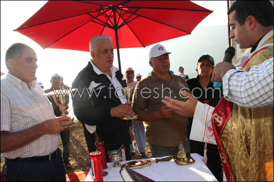 بالصور.. اهالي قرية يانوح يكرسون صليب ضخم!!  صورة رقم 20