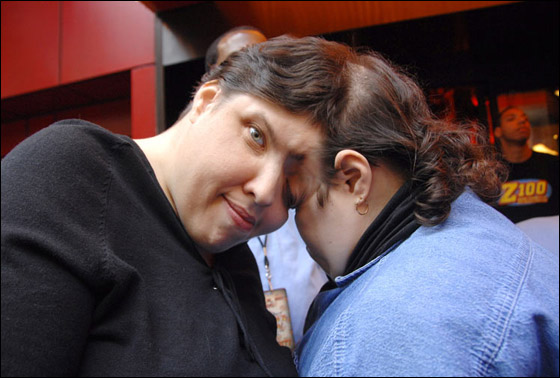 بعيد ميلادهما الـ50.. اكبر توأمان ملتصقان يكشفان اسرارهما النوعية صورة رقم 4