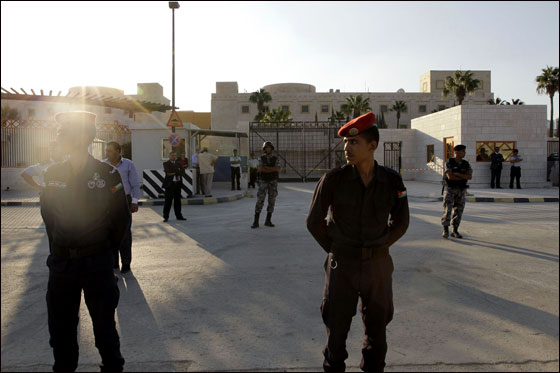 عمان: تشديد الحراسة الأمنية على السفارة الاسرئيلية خشية اقتحامها صورة رقم 3