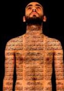 مغاربة يهددون بقتل فرنسي رسم آيات قرآنية على جسده العاري! صورة رقم 1 مغاربة يهددون بقتل فرنسي رسم آيات قرآنية على جسده العاري! صورة رقم 1