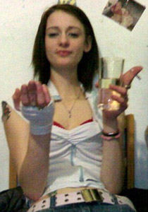 اصيبت بالعمى في احدى عينيها بعد تناولها جرعات هائلة من الكحول!! صورة رقم 1