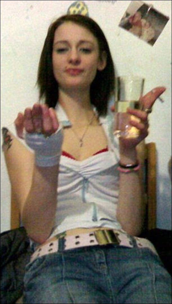 اصيبت بالعمى في احدى عينيها بعد تناولها جرعات هائلة من الكحول!! صورة رقم 4