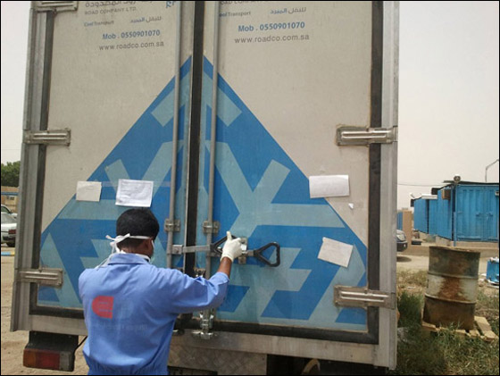 السعوديون يحتفظون بجثث الموتى في سيارات الخضار!!  صورة رقم 4