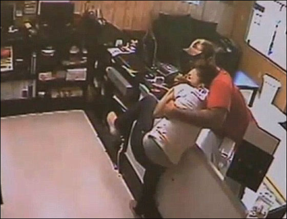 مرعب: سارق قتل عاملة في متجر واخفى جثتها في صندوق سيارتها! صورة رقم 3