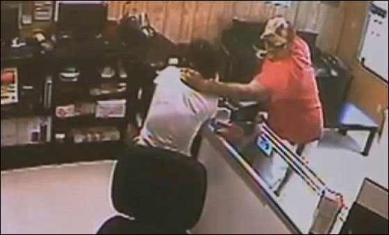 مرعب: سارق قتل عاملة في متجر واخفى جثتها في صندوق سيارتها! صورة رقم 2