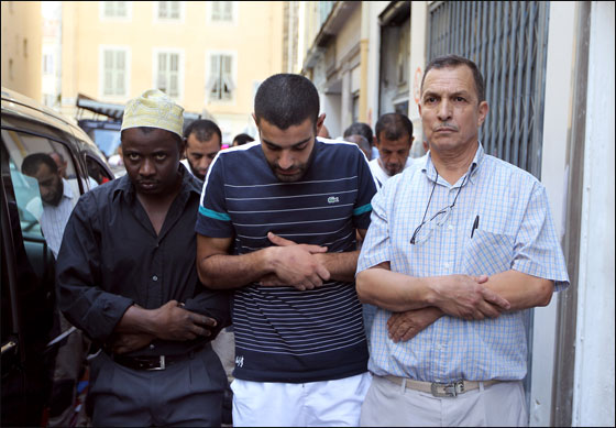 قرار جديد: فرنسا تحظر على المسلمين الصلاة في الشوارع!  صورة رقم 4