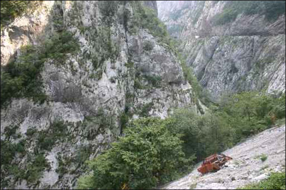 طفلة تسلقت جبل لـ8 ساعات لتبلغ عن مقتل اسرتها بحادث! صورة رقم 1 طفلة تسلقت جبل لـ8 ساعات لتبلغ عن مقتل اسرتها بحادث! صورة رقم 1