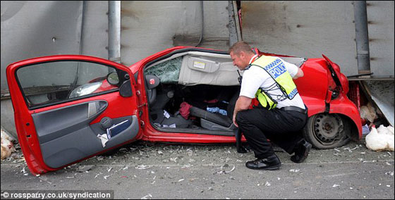 ام وابنتها تنجوان باعجوبة بعد ان صدمتهما حافلة نقل محملة بالدجاج! صورة رقم 3