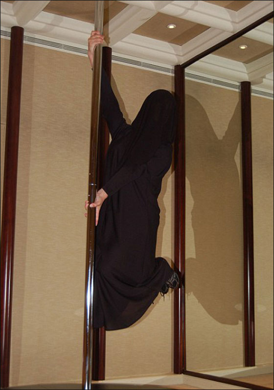 بالصور.. محجبة تتعلم الرقص على العامود وتتلقى انتقادات لاذعة  صورة رقم 2