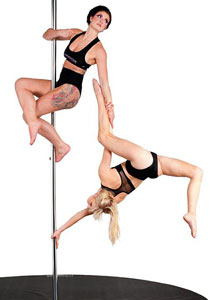 بالصور.. محجبة تتعلم الرقص على العامود وتتلقى انتقادات لاذعة  صورة رقم 1