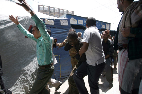 علي عبدالله صالح يعود الى صنعاء بعد رحلة علاج في السعودية!!  صورة رقم 3