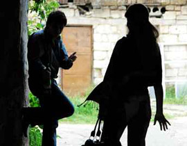 رجل يحاول اغتصاب زوجته في الطريق العام وامام المارة!! صورة رقم 1