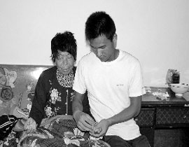 تلميذ يجري 30 كيلومترًا يوميًا لأنه لا يملك ثمن تذكرة حافلة المدرسة!!  صورة رقم 1