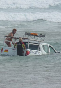 عبث خفر السواحل أدى الى غرق سيارتهم في عرض البحر!!  صورة رقم 1