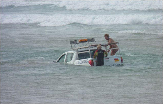 عبث خفر السواحل أدى الى غرق سيارتهم في عرض البحر!!  صورة رقم 3