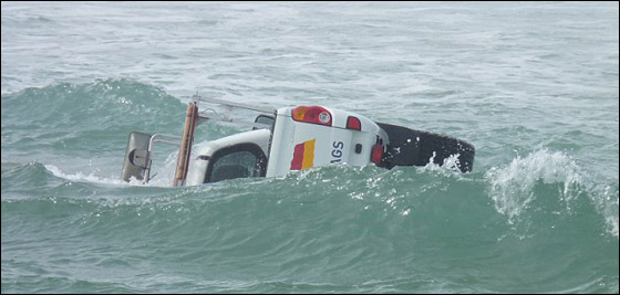 عبث خفر السواحل أدى الى غرق سيارتهم في عرض البحر!!  صورة رقم 4